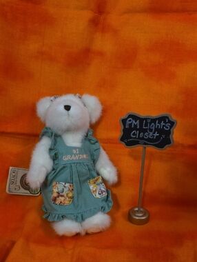 Boyds Bear #1 Grandma White Plush Jointed Bear in Green Apron with Tags